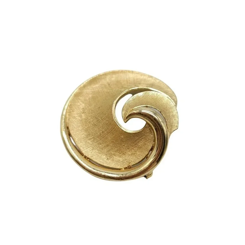 Crown Trifari Modernist Textured Swirl Vintage Mid Century Gold Tone Brooch